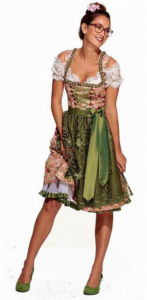 Frau im knielangen Dirndl