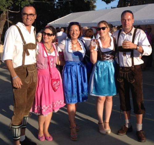 Frauen in Dirndl und Männer in Lederhosen