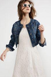 Jeansjacke mit Sommerkleid kombinieren