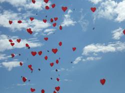 Der Himmel voller roter aufsteigender Herzluftballons