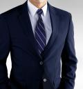 Kombination: Blaues Sackue, hellblaues Hemd und blau gestreifte Krawatte